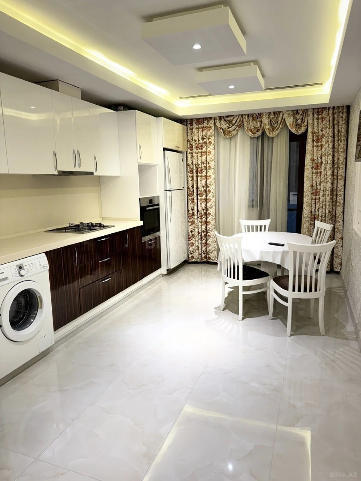 Kirayə verilir 3 otaqlı mənzil 178 m²