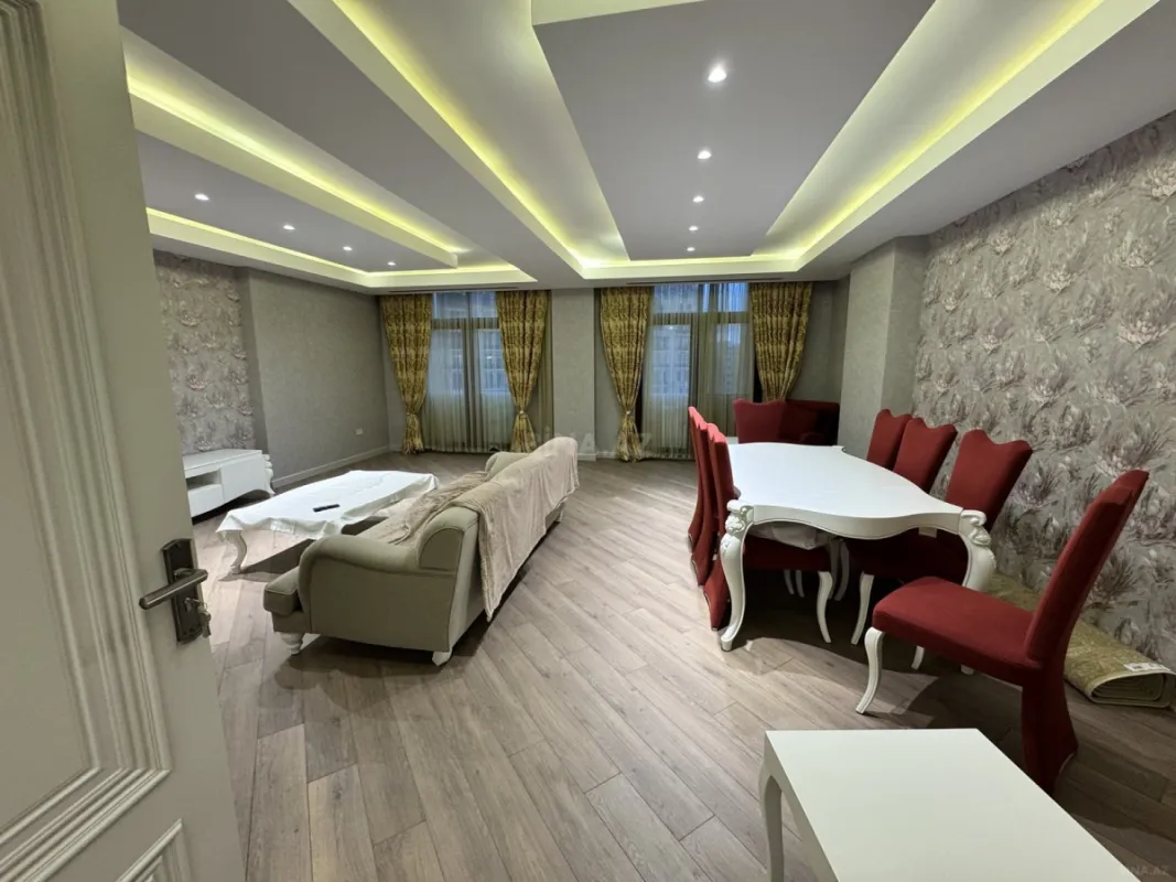 Kirayə verilir 3 otaqlı mənzil 178 m²