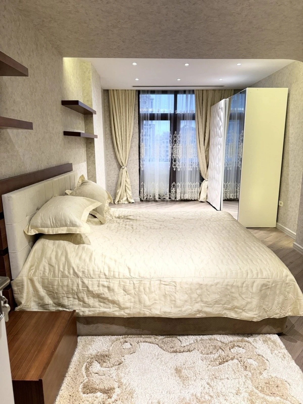 Kirayə verilir 3 otaqlı mənzil 178 m²