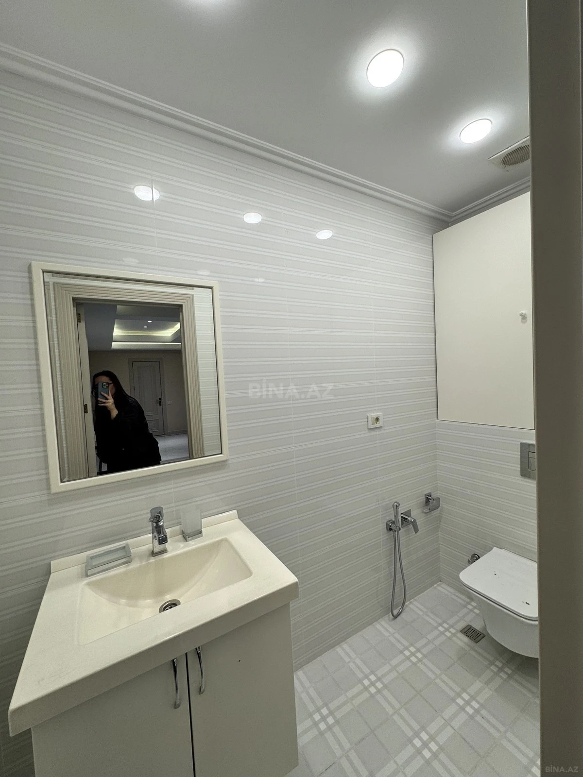 Kirayə verilir 3 otaqlı mənzil 178 m²