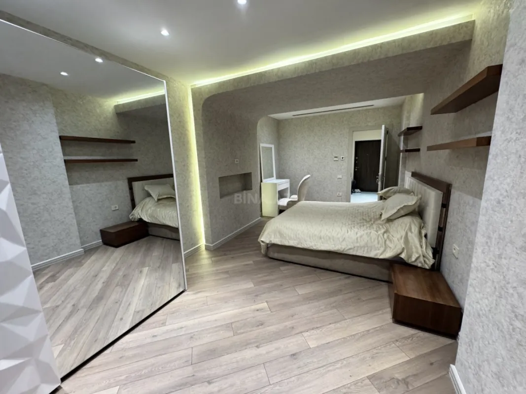 Kirayə verilir 3 otaqlı mənzil 178 m²