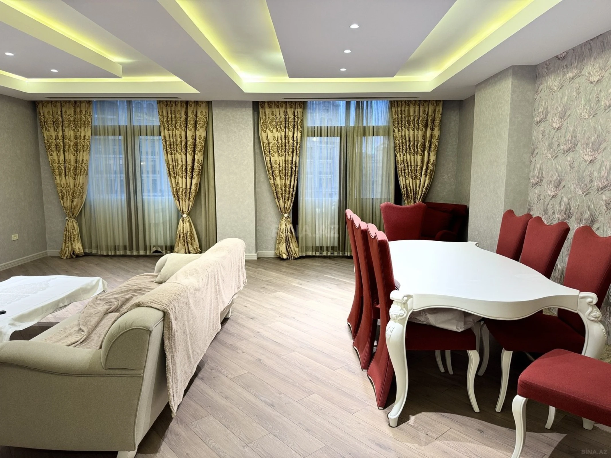 Kirayə verilir 3 otaqlı mənzil 178 m²