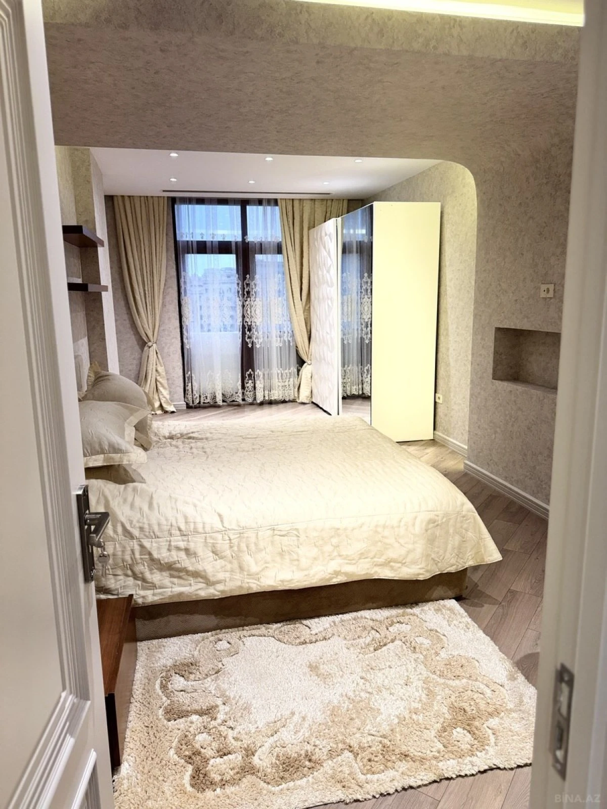 Kirayə verilir 3 otaqlı mənzil 178 m²