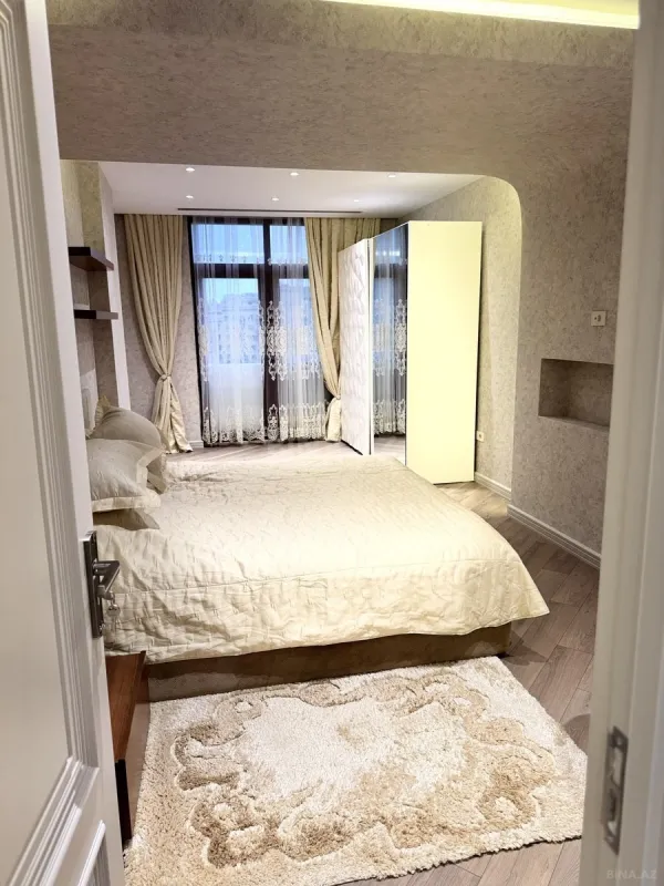 Kirayə verilir 3 otaqlı mənzil 178 m²