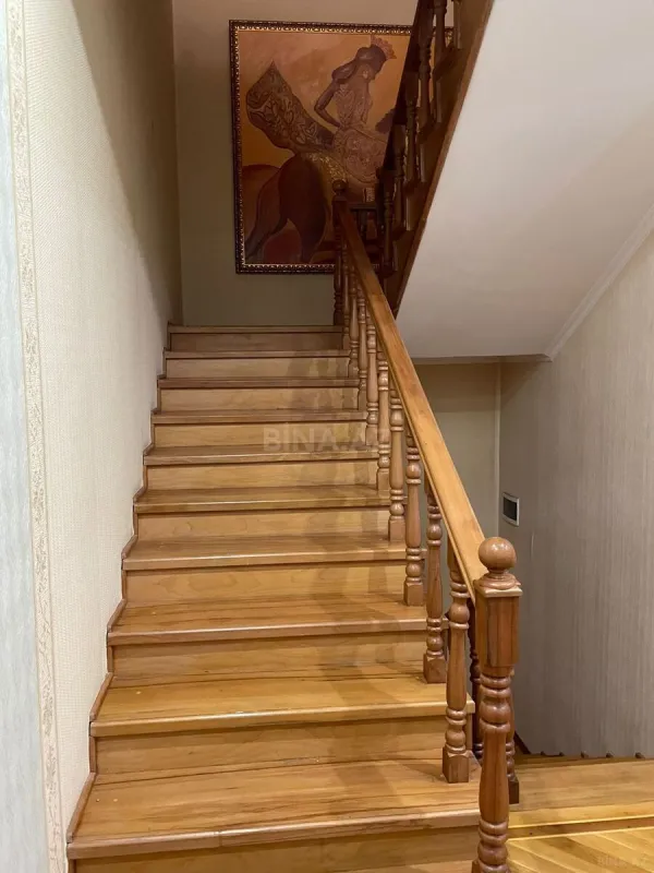Satılır 7 otaqlı həyət evi 400 m²