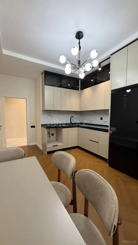 Satılır 4 otaqlı mənzil 136 m²