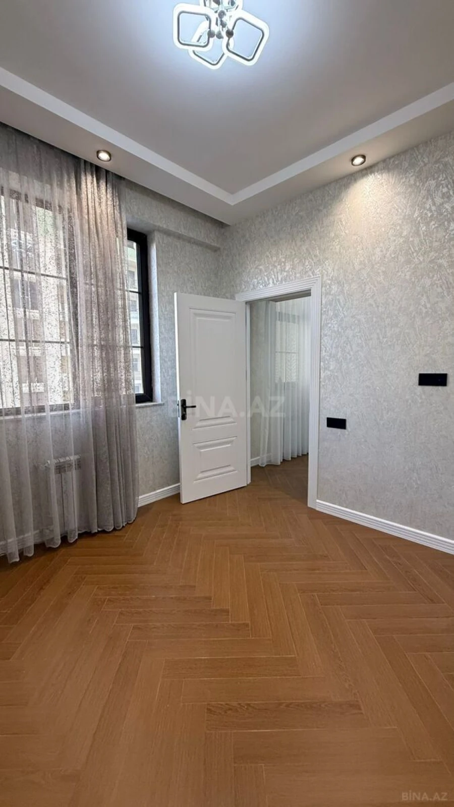Satılır 4 otaqlı mənzil 136 m²