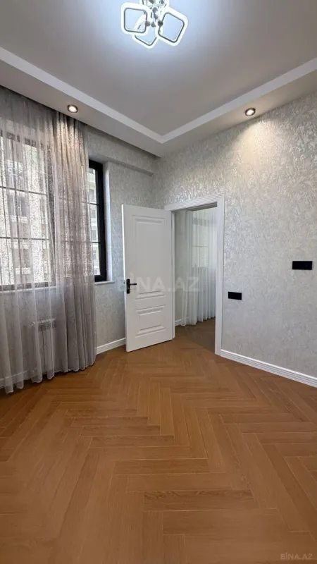 Satılır 4 otaqlı mənzil 136 m²
