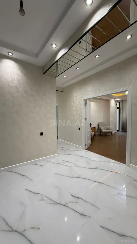 Satılır 4 otaqlı mənzil 136 m²