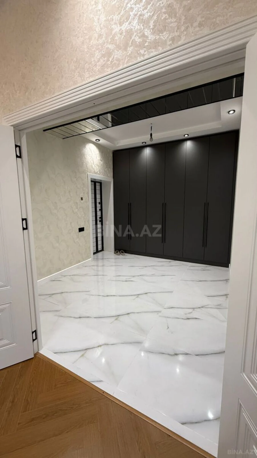 Satılır 4 otaqlı mənzil 136 m²