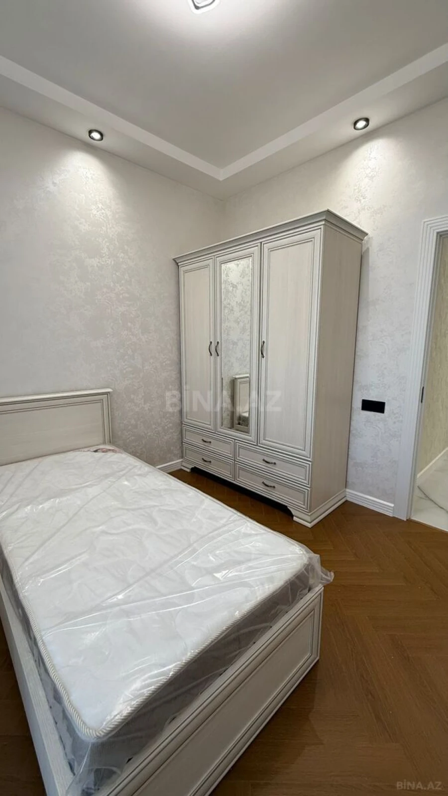Satılır 4 otaqlı mənzil 136 m²
