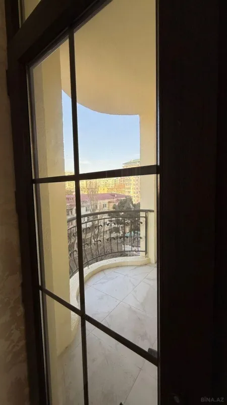 Satılır 4 otaqlı mənzil 136 m²