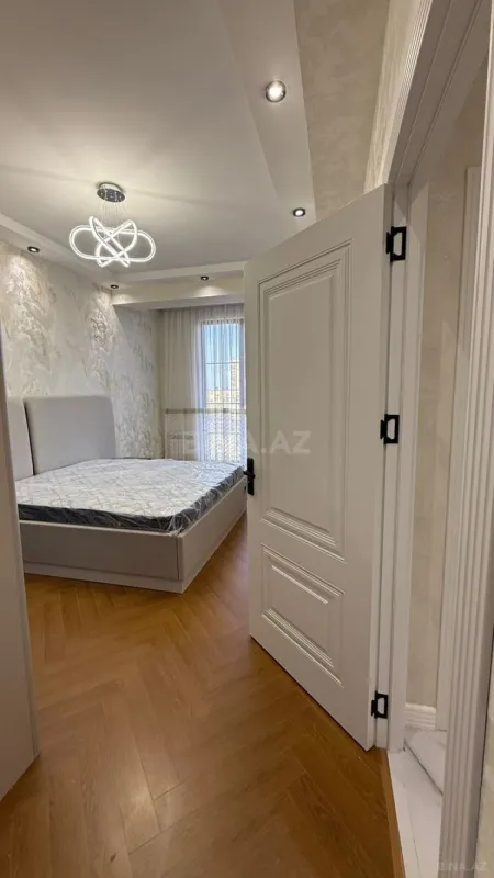 Satılır 4 otaqlı mənzil 136 m²