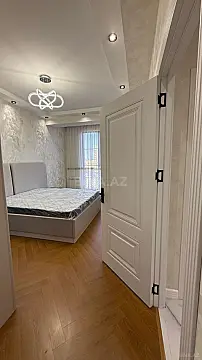 Satılır 4 otaqlı mənzil 136 m²
