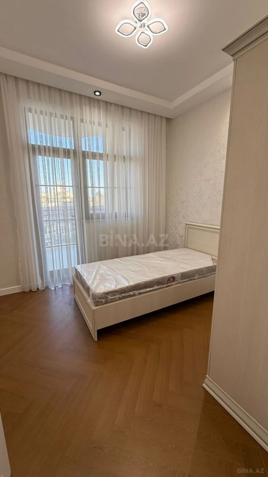 Satılır 4 otaqlı mənzil 136 m²