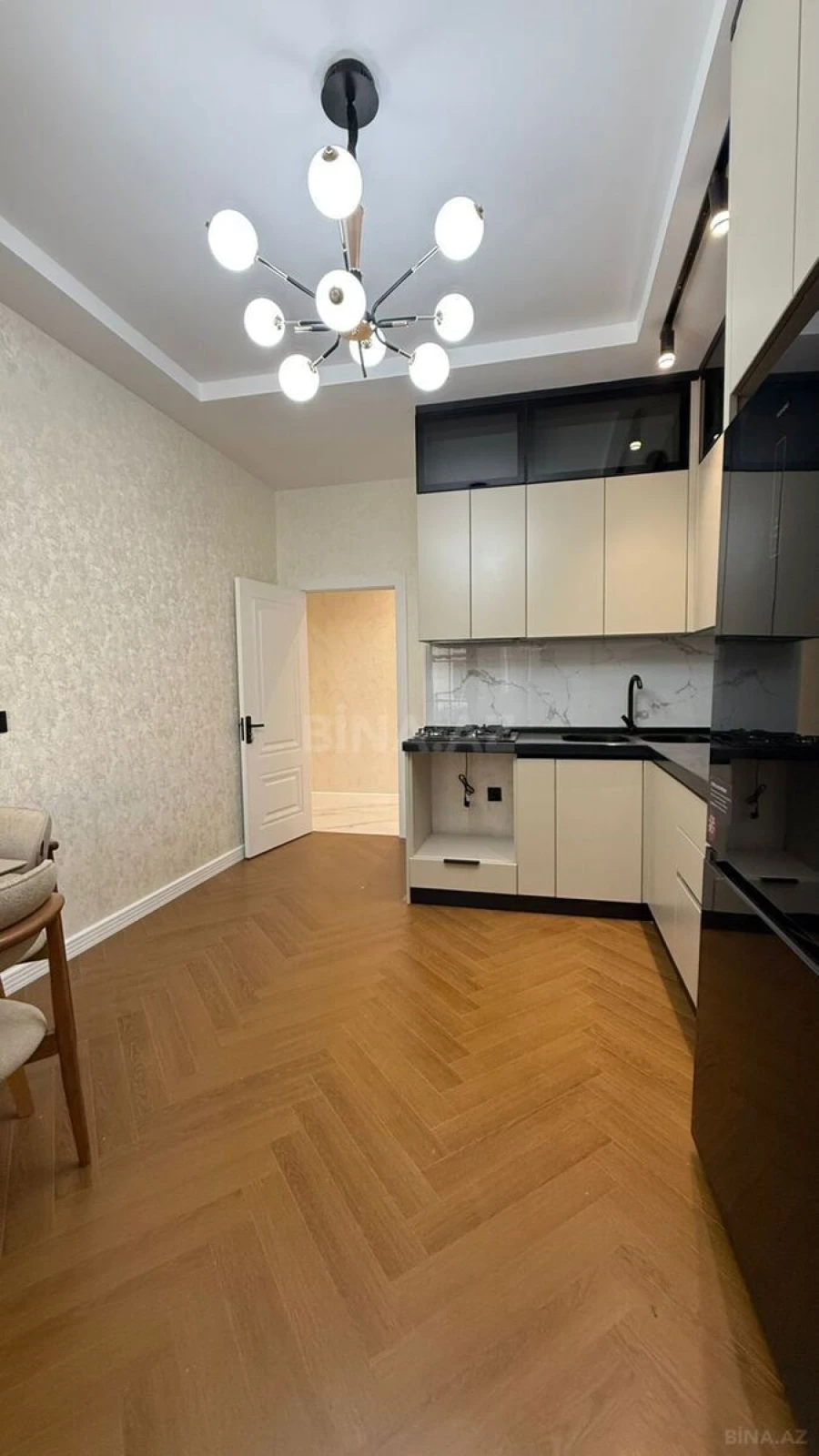 Satılır 4 otaqlı mənzil 136 m²