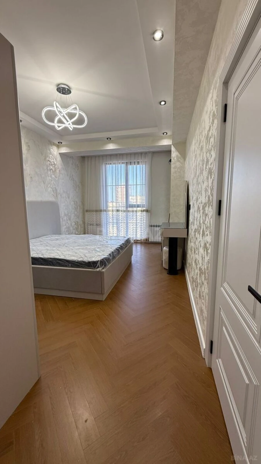 Satılır 4 otaqlı mənzil 136 m²