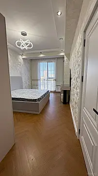 Satılır 4 otaqlı mənzil 136 m²
