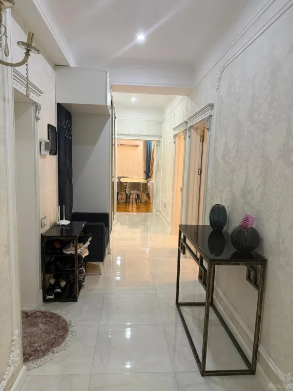 Satılır 3 otaqlı mənzil 148 m²