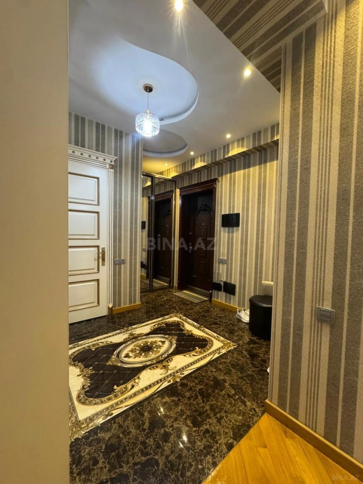 Satılır 3 otaqlı mənzil 140 m²