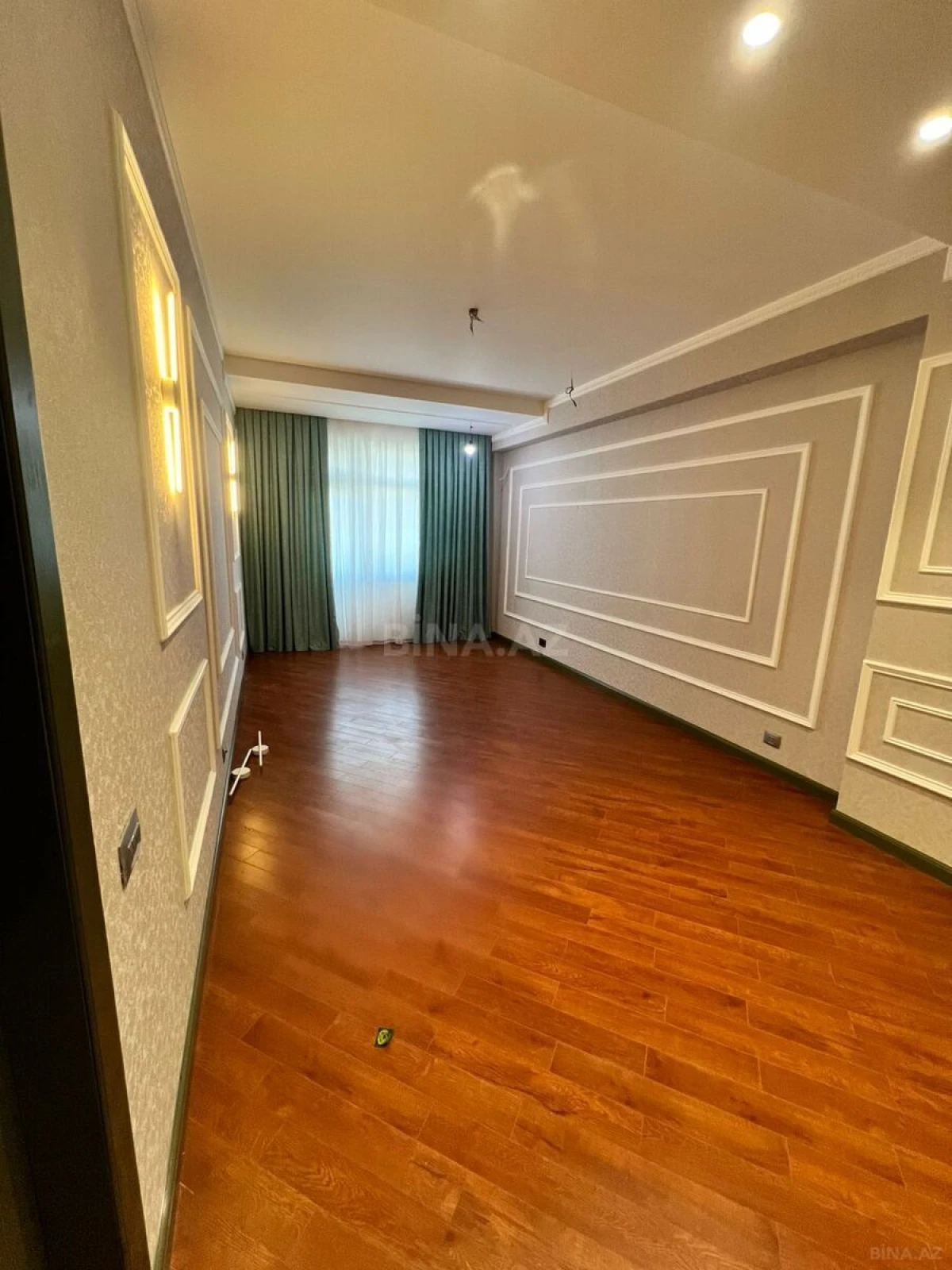 Satılır 3 otaqlı mənzil 135 m²