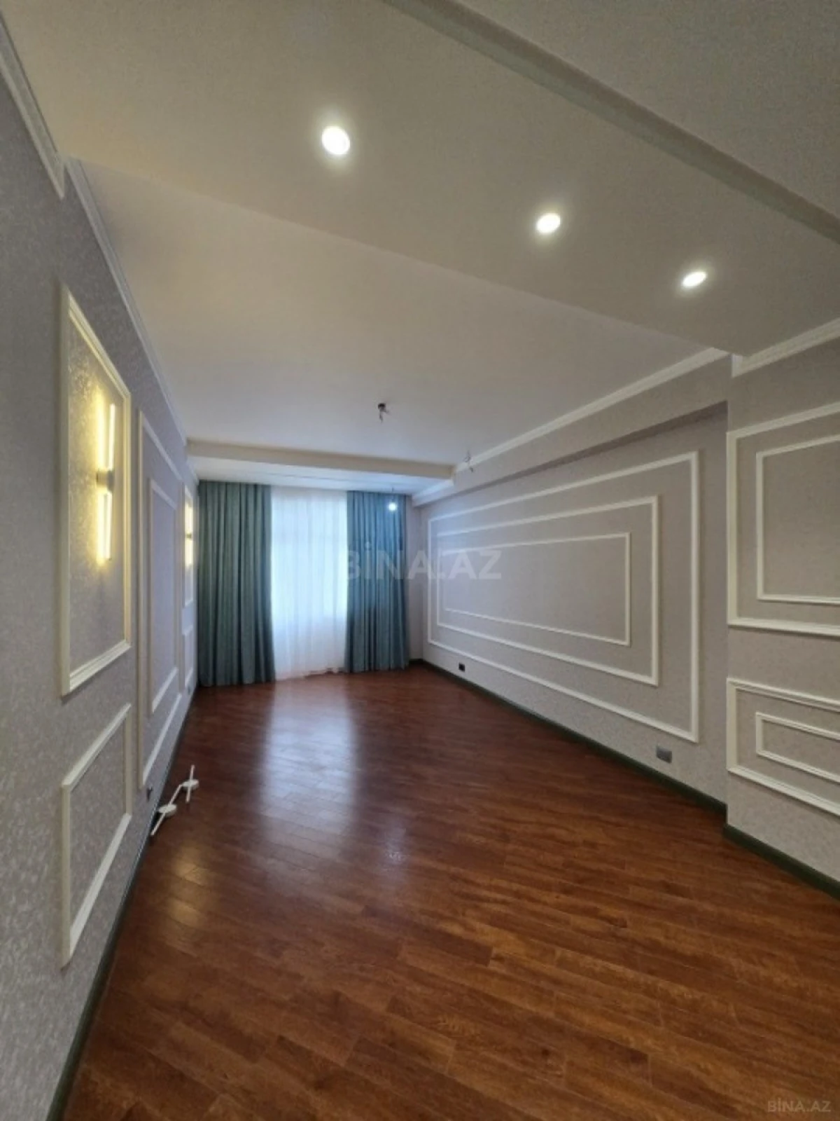 Satılır 3 otaqlı mənzil 135 m²