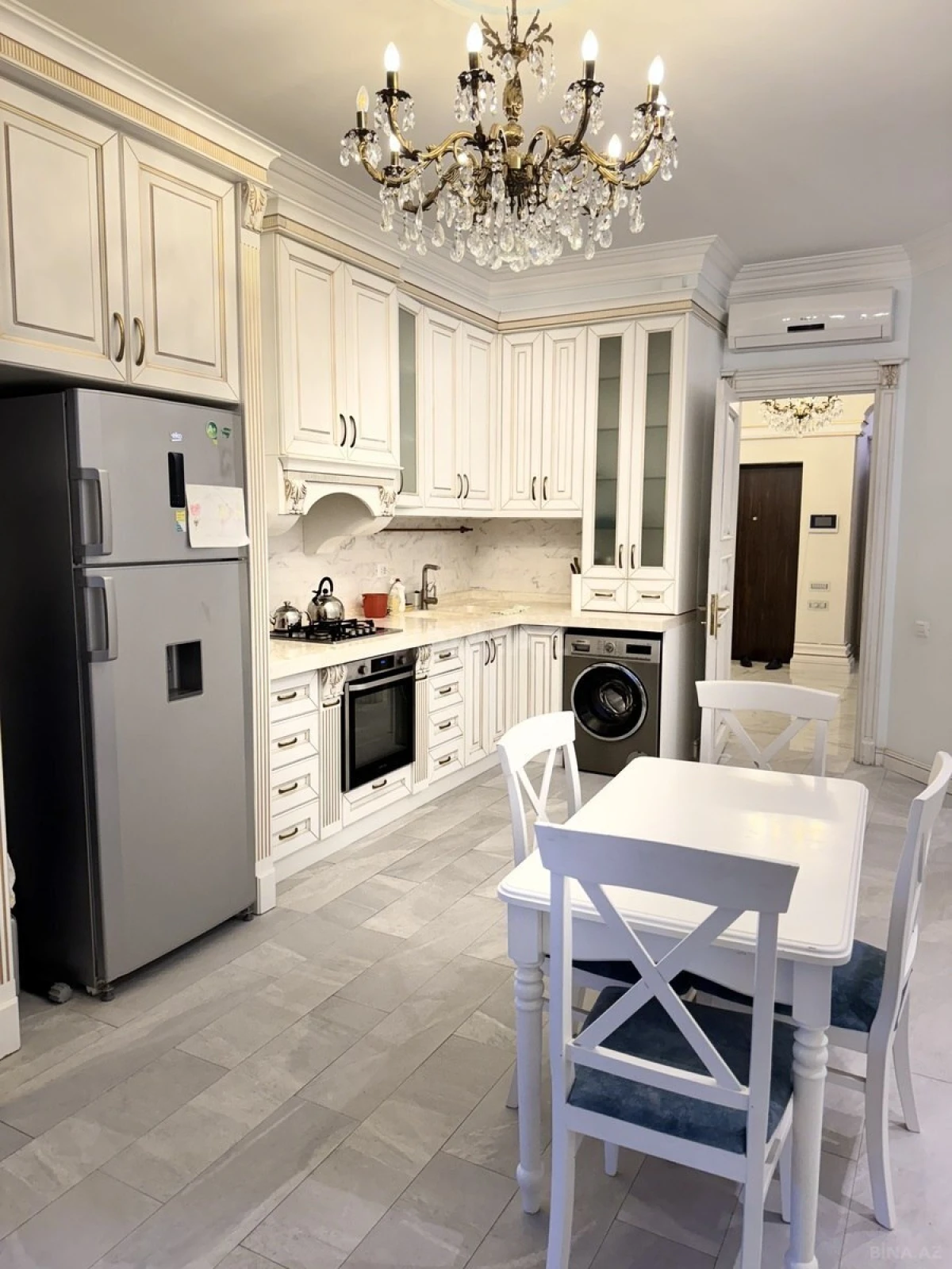 Kirayə verilir 4 otaqlı mənzil 210 m²