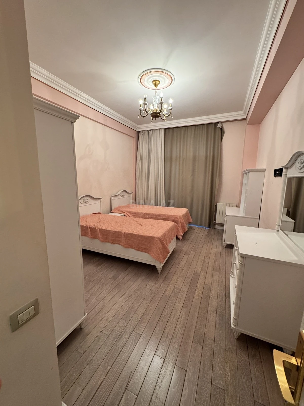Kirayə verilir 4 otaqlı mənzil 210 m²