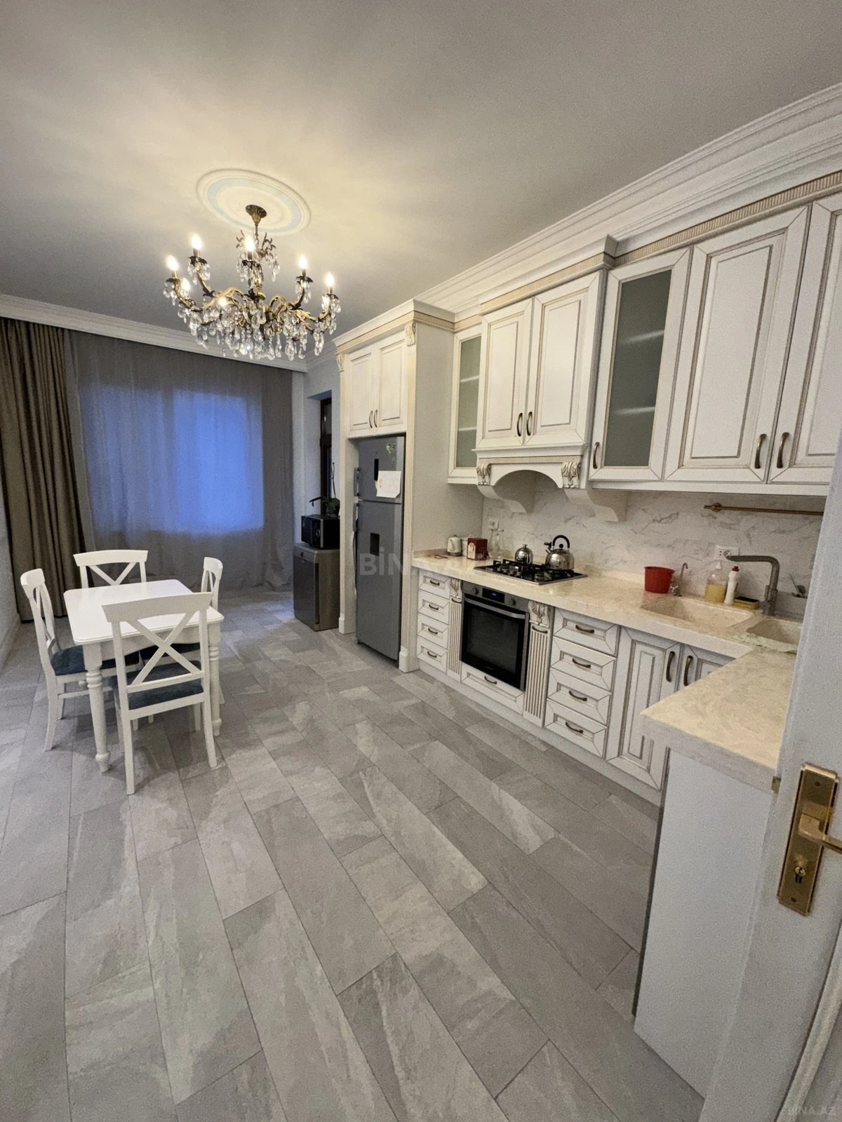 Kirayə verilir 4 otaqlı mənzil 210 m²