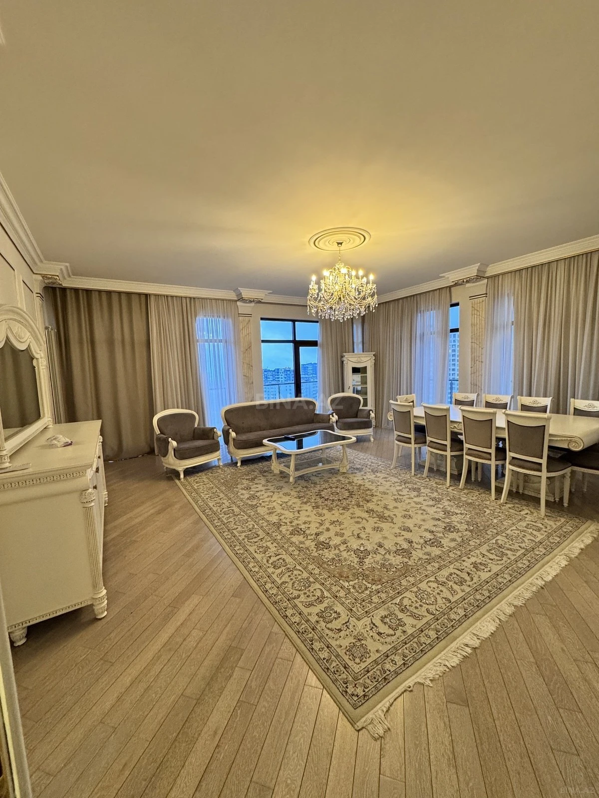 Kirayə verilir 4 otaqlı mənzil 210 m²