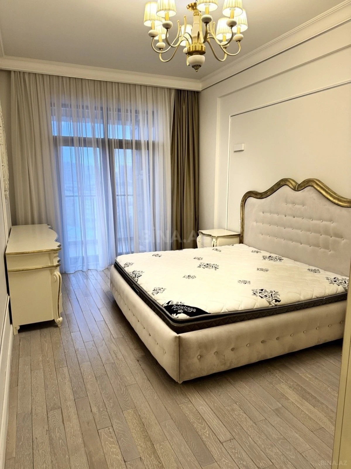 Kirayə verilir 4 otaqlı mənzil 210 m²