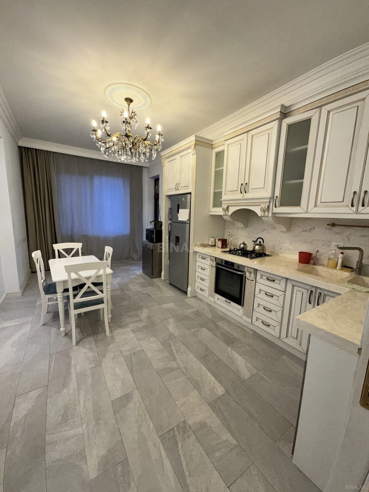 Kirayə verilir 4 otaqlı mənzil 210 m²