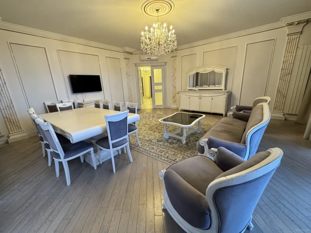 Kirayə verilir 4 otaqlı mənzil 210 m²