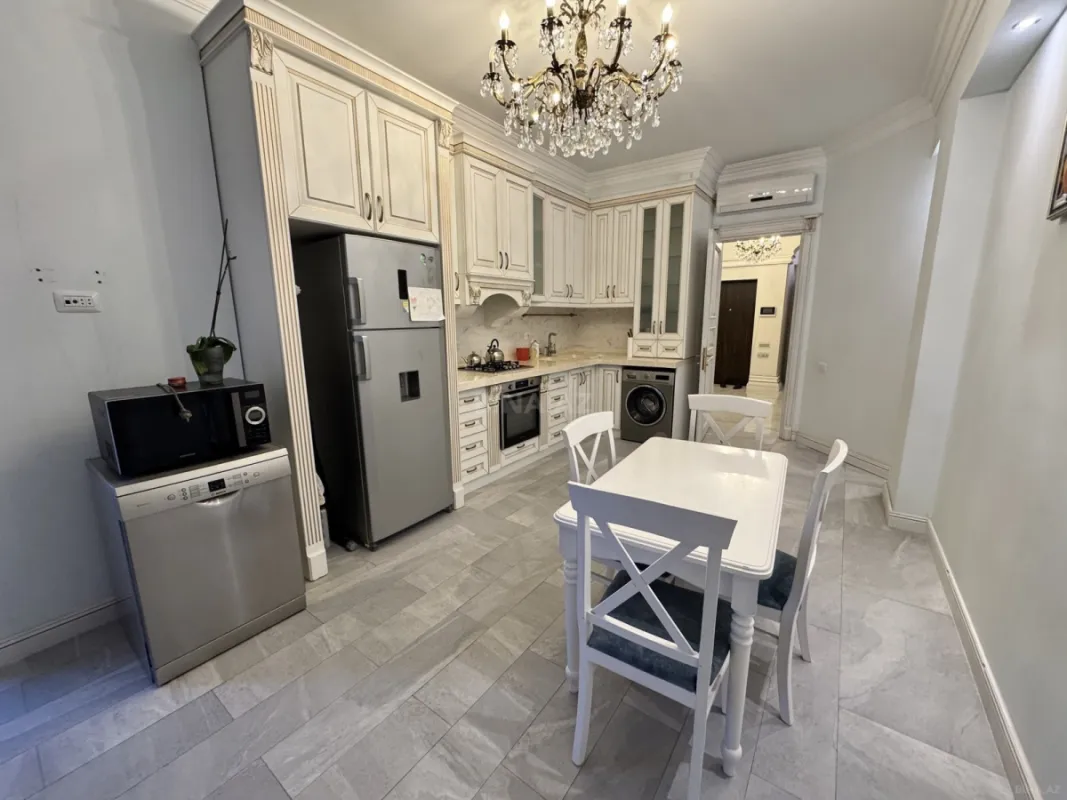 Kirayə verilir 4 otaqlı mənzil 210 m²