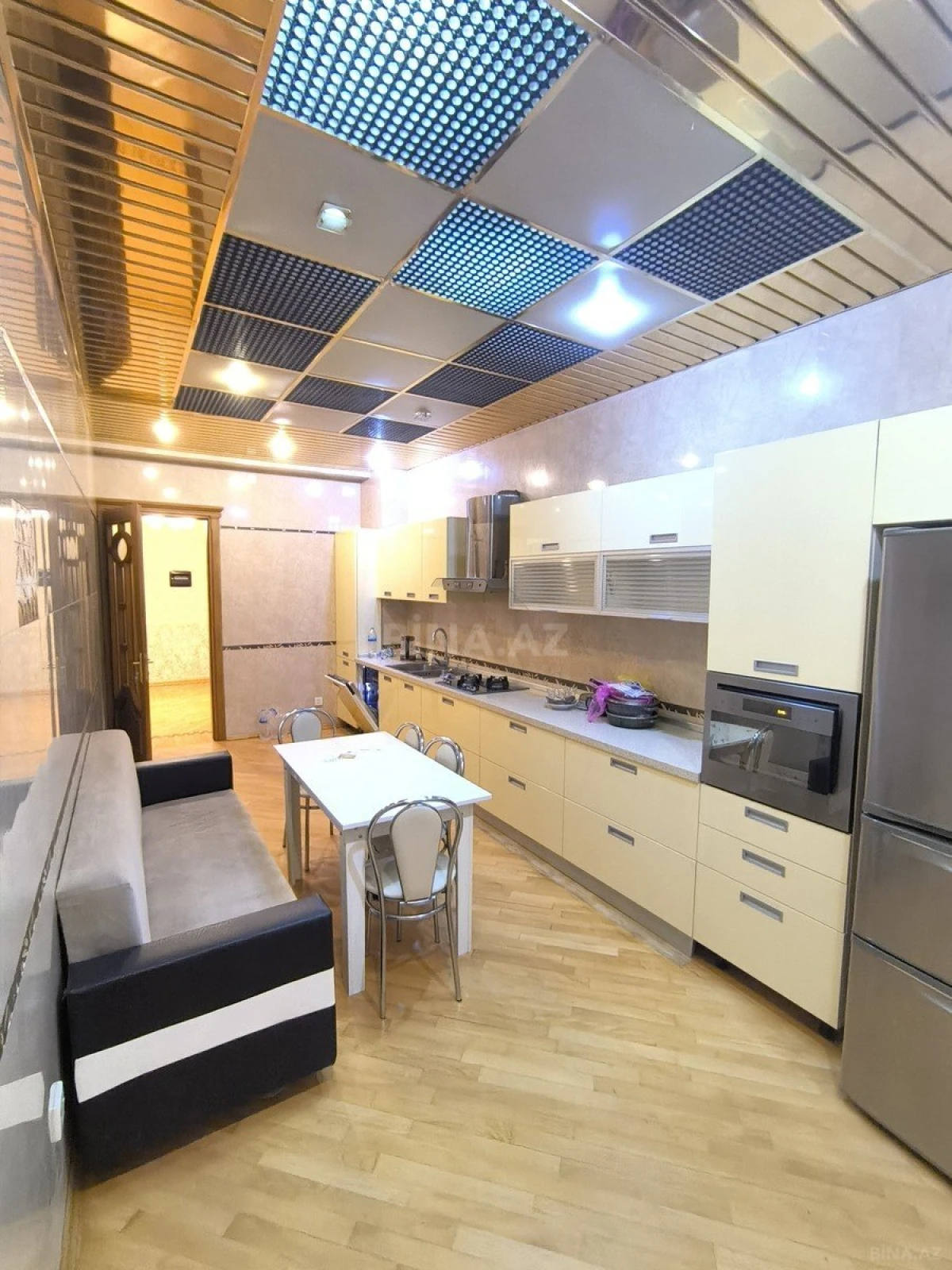 Kirayə verilir 4 otaqlı mənzil 210 m²