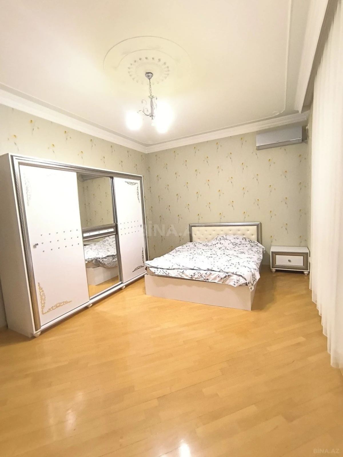 Kirayə verilir 4 otaqlı mənzil 210 m²