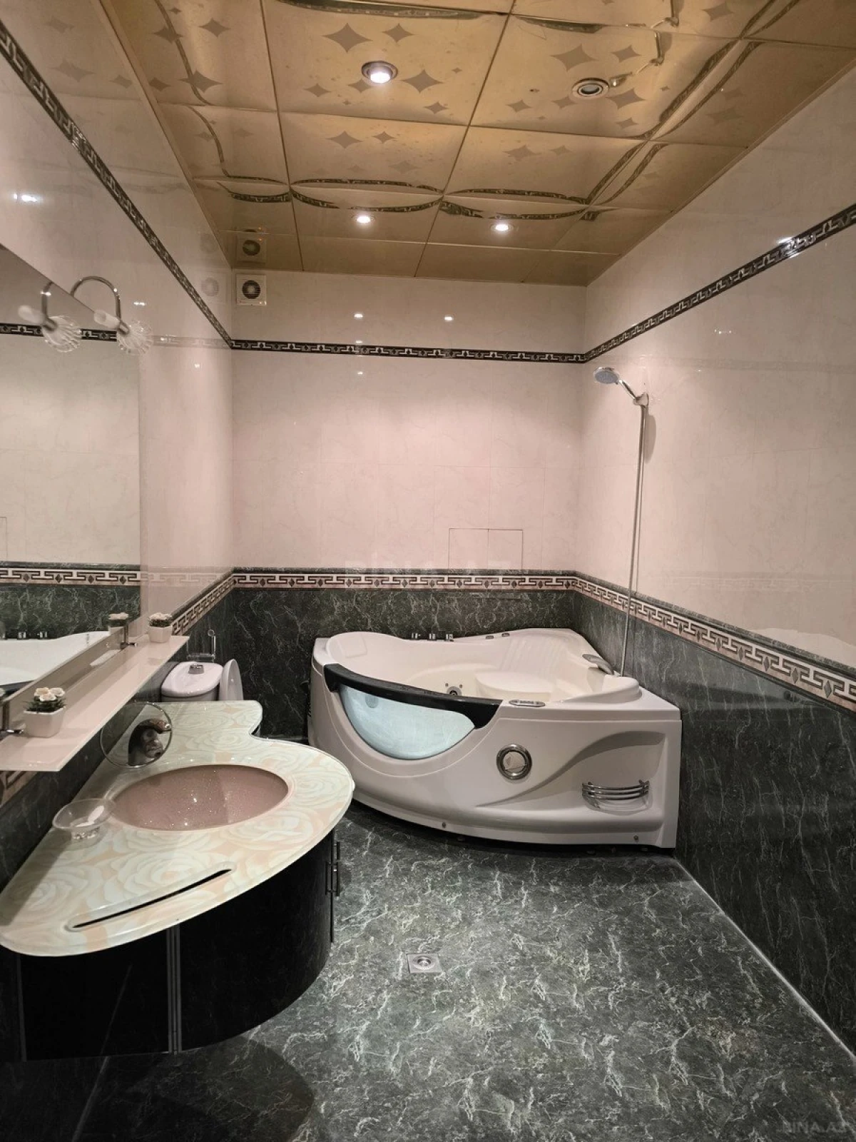 Kirayə verilir 4 otaqlı mənzil 210 m²