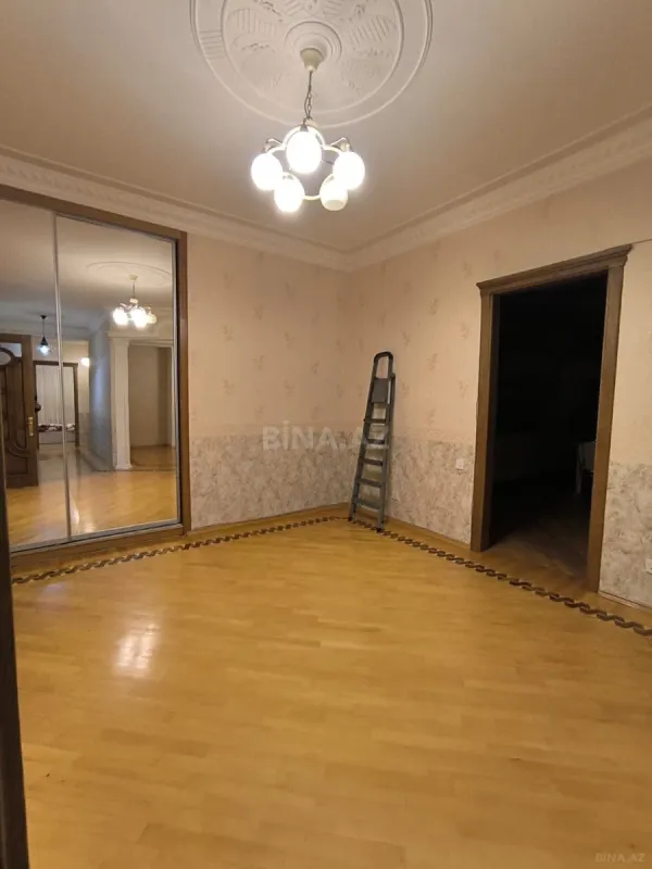 Kirayə verilir 4 otaqlı mənzil 210 m²