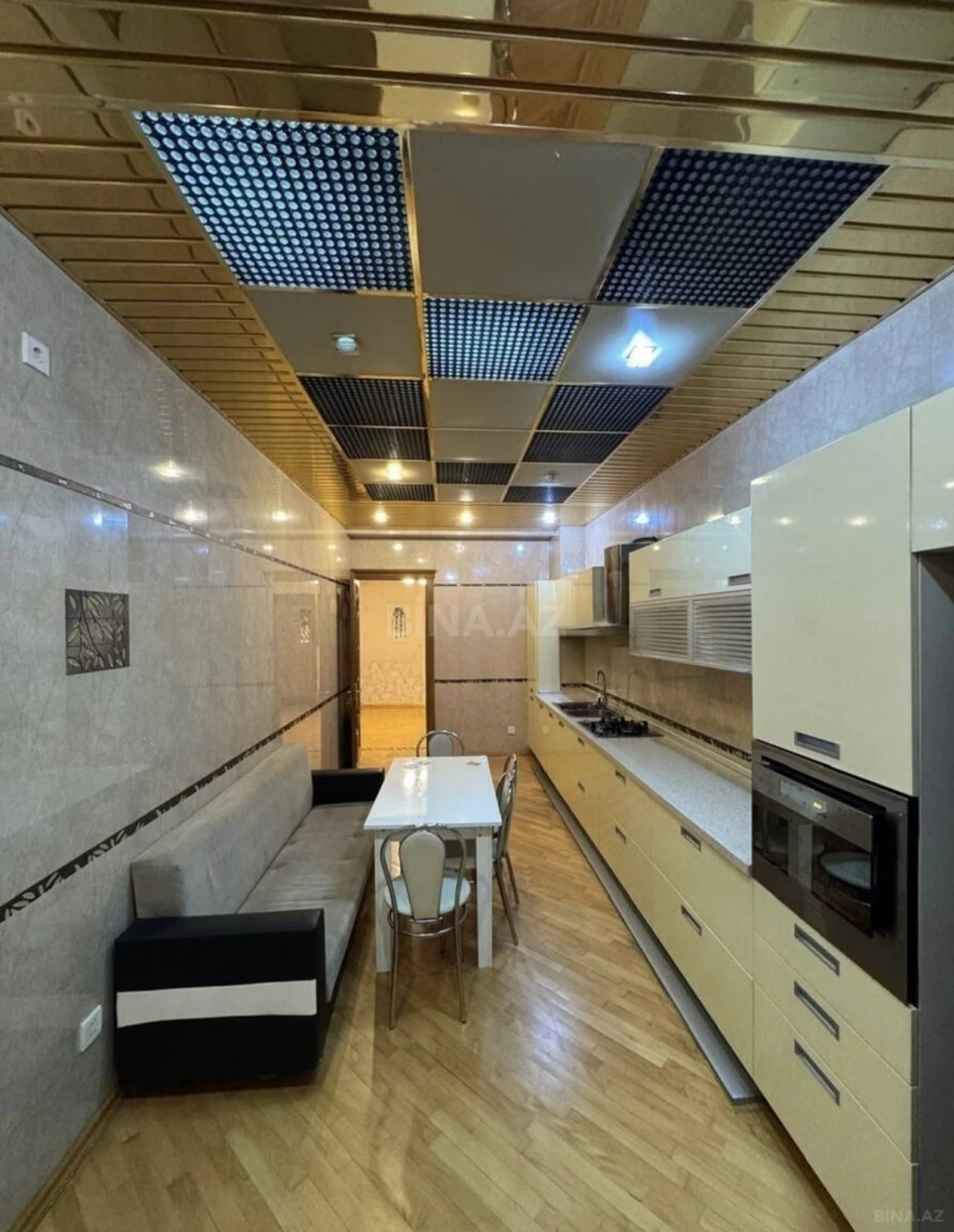 Kirayə verilir 4 otaqlı mənzil 210 m²