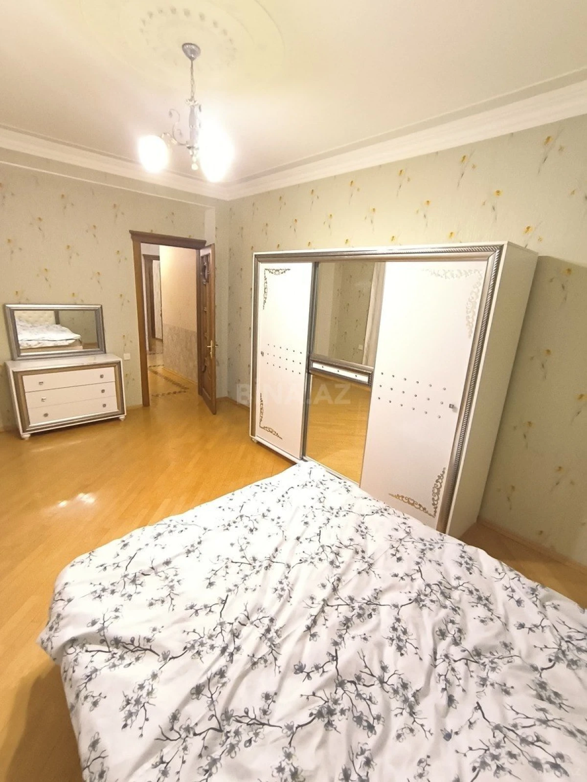 Kirayə verilir 4 otaqlı mənzil 210 m²