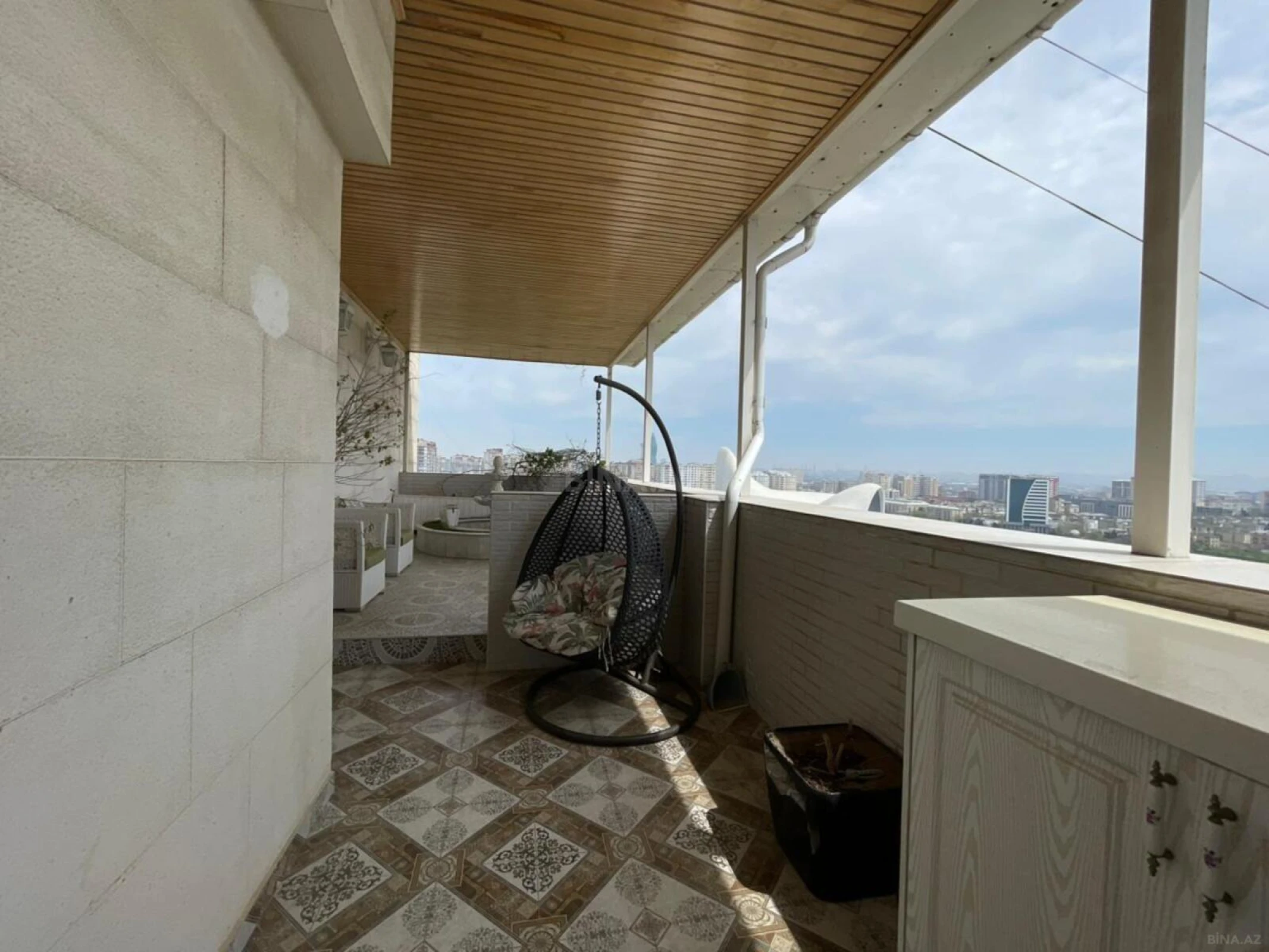 Satılır 3 otaqlı mənzil 214 m²