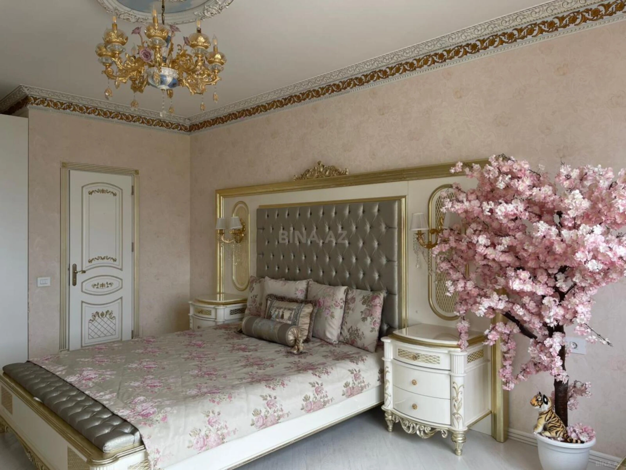 Satılır 3 otaqlı mənzil 214 m²