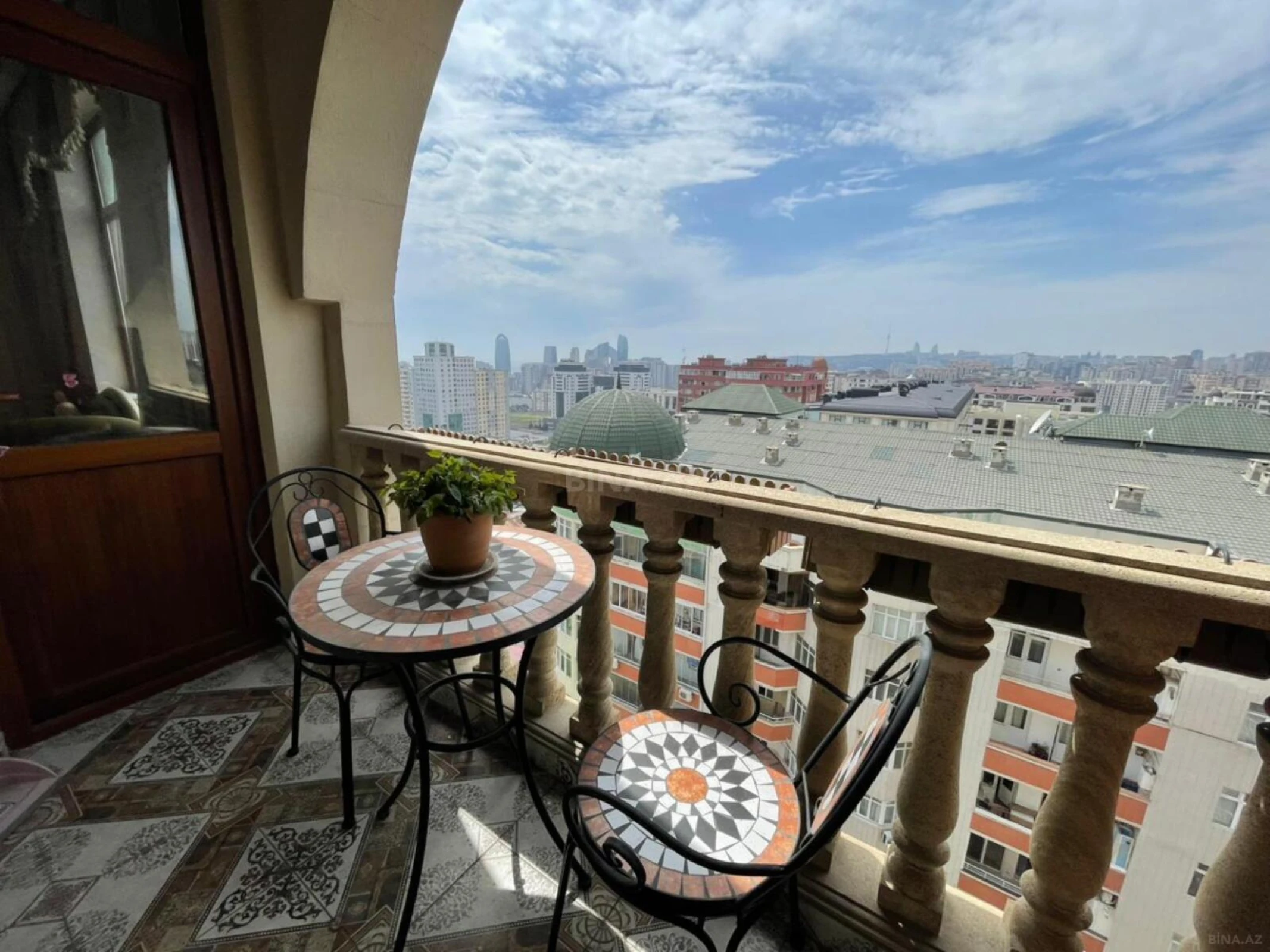 Satılır 3 otaqlı mənzil 214 m²