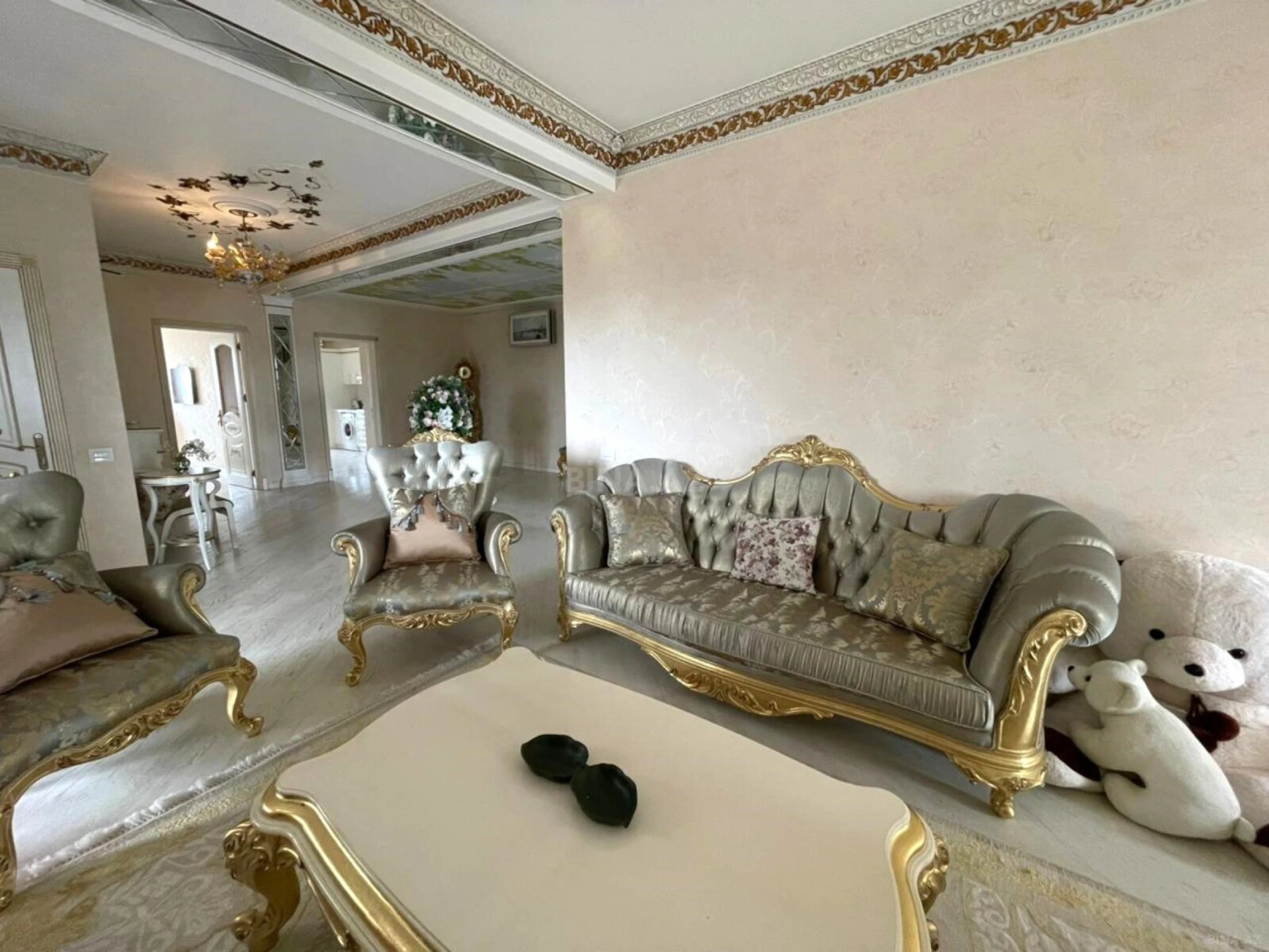 Satılır 3 otaqlı mənzil 214 m²