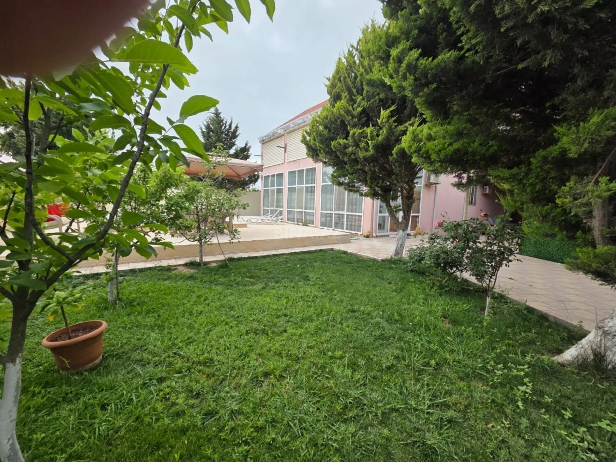 Kirayə verilir 8 otaqlı həyət evi 240 m²