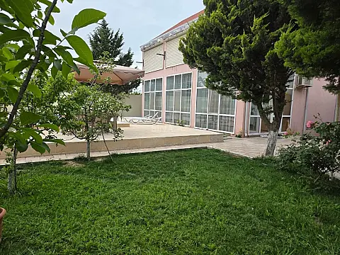 Kirayə verilir 8 otaqlı həyət evi 240 m²
