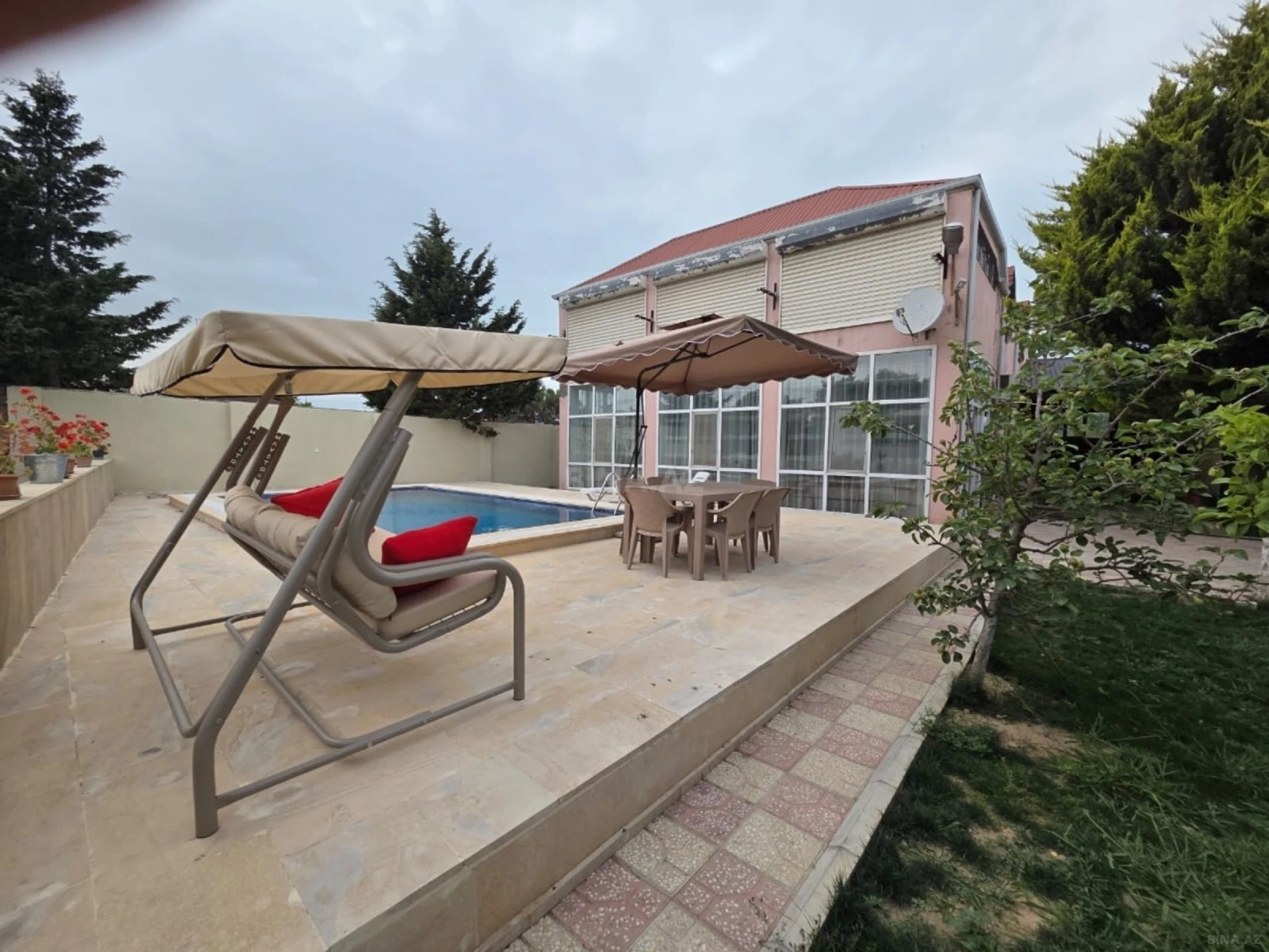 Kirayə verilir 8 otaqlı həyət evi 240 m²
