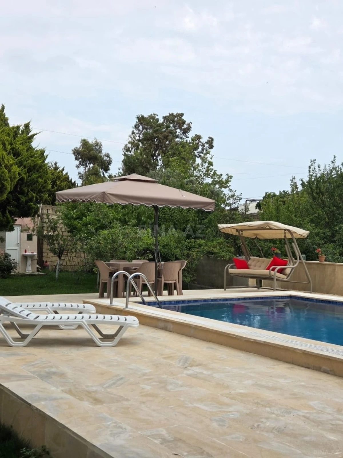 Kirayə verilir 8 otaqlı həyət evi 240 m²