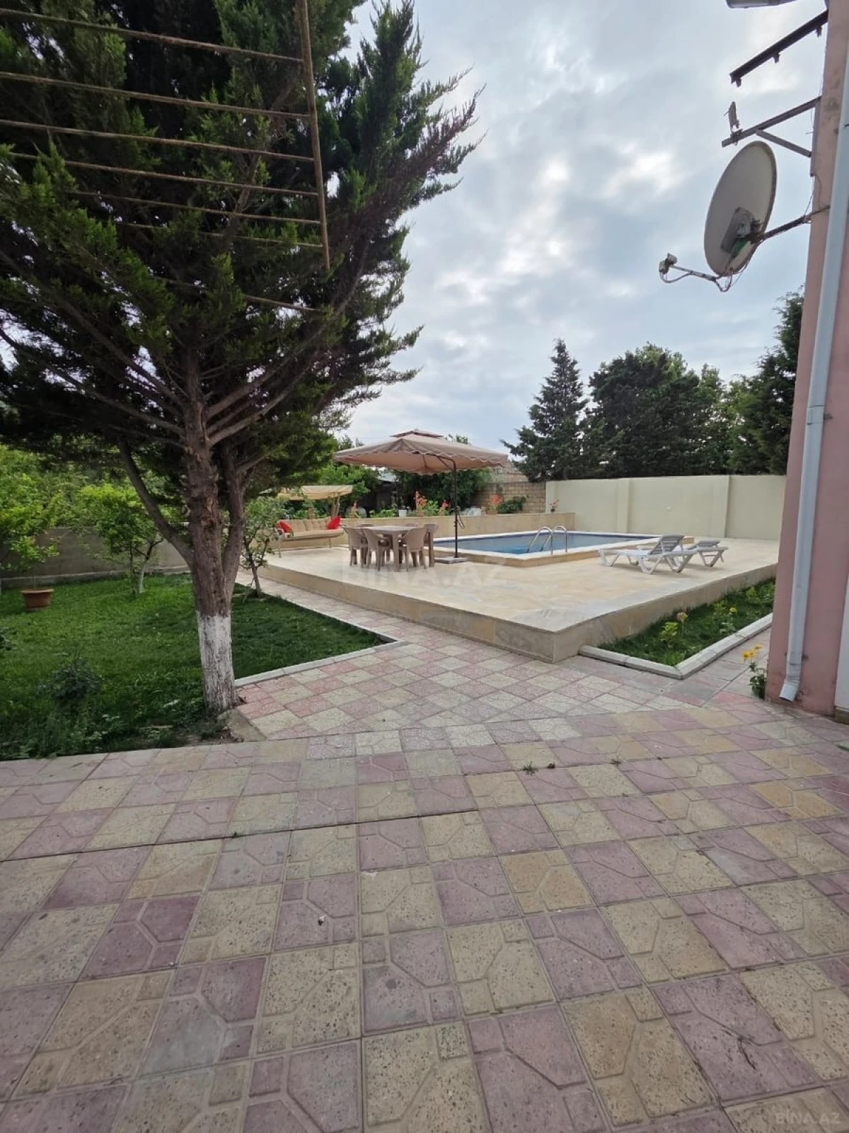 Kirayə verilir 8 otaqlı həyət evi 240 m²