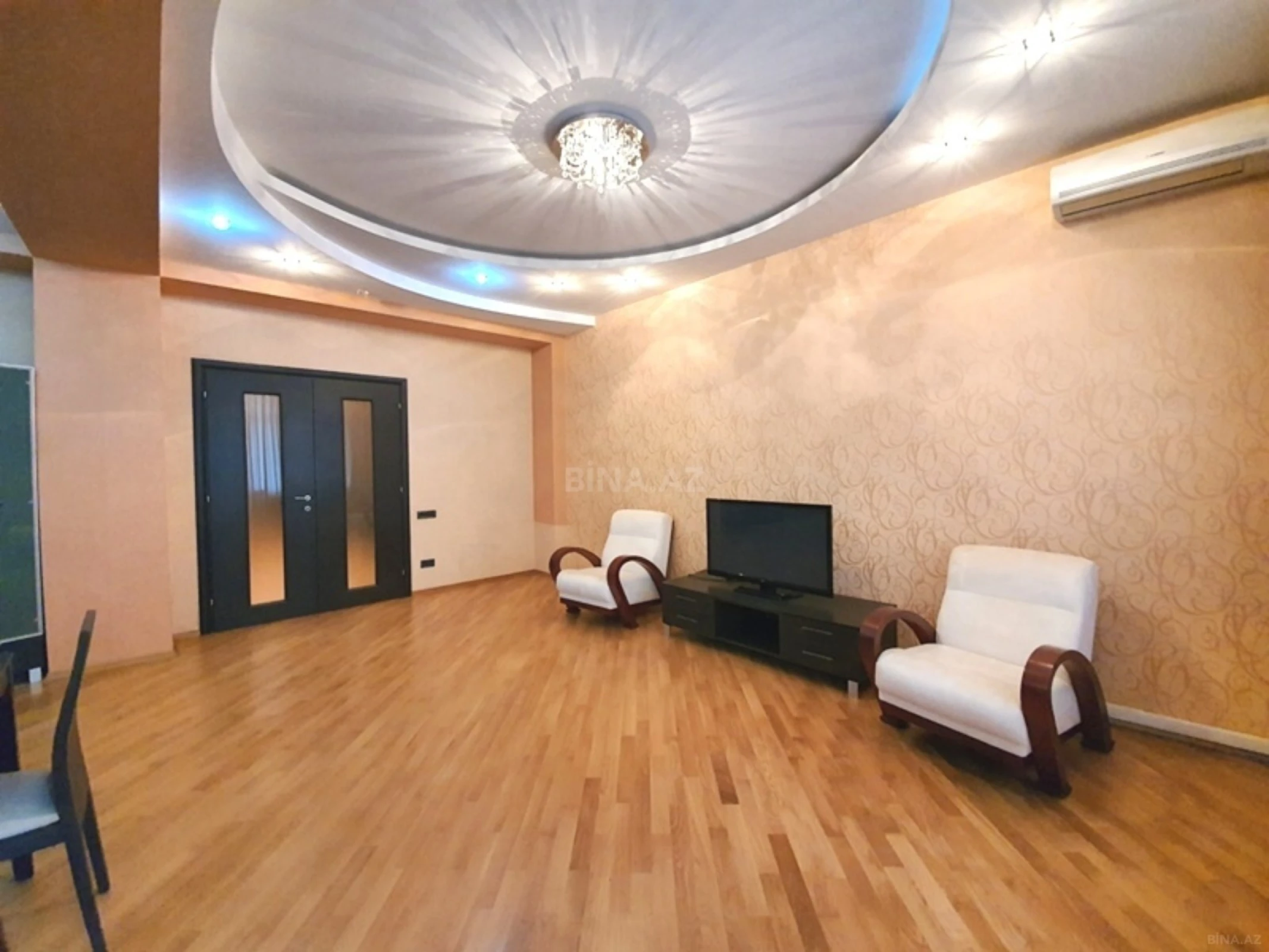 Kirayə verilir 10 otaqlı həyət evi 387 m²